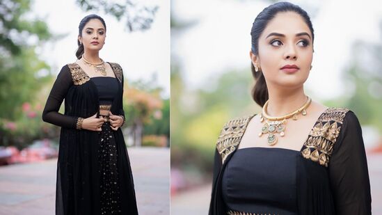 కేవలం బ్లాక్ హార్ట్ ఎమోజీనే క్యాప్షన్ గా శ్రీముఖి ఈ ఫొటోలను షేర్ చేసింది.