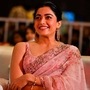 <p>పాన్ ఇండియా హీరోయిన్ రష్మిక మందన్న మరోసారి తళుక్కుమంది. కుబేర సినిమా ప్రీ రిలీజ్ ఈవెంట్ లో ఈ భామ చీరకట్టులో మెరిసింది. అందంతో అలరించింది. </p>