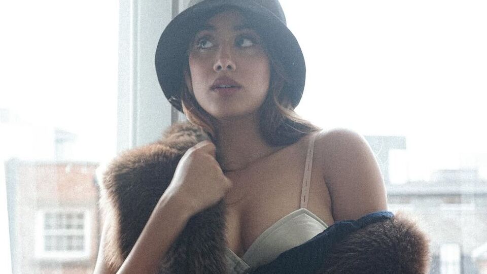 <p>లండన్ లో జరిగిన ఈవెంట్ కు ఇలా ట్రెండీ లుక్ లో కనిపించింది జాన్వీ కపూర్. హాట్ షోతో సెగలు రేపుతోంది. ఈ బాలీవుడ్ బ్యూటీ లుక్ అదరిపోయిందని ఫ్యాన్స్ కామెంట్లు చేస్తున్నారు. హాట్, లవ్, ఫైర్ ఎమోజీలు పోస్టు చేస్తున్నారు. </p>(instagram-janhvikapoor)