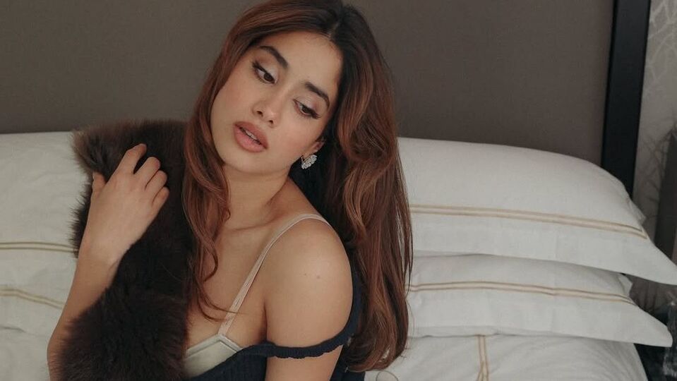 <p>లోపల బ్రా కనిపించేలా బ్లాక్ కలర్ స్లిట్ గౌన్ లో పరువాల విందుతో ఆకట్టుకుంటోంది జాన్వీ కపూర్. ఆమె ఫొటోలకు కుర్రాళ్లను రెచ్చగొడుతున్నాయి. </p>(instagram-janhvikapoor)