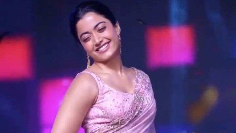 <p>లేత గులాబీ రంగు ఎంబ్రాయిడరీ చీర, దానికి మ్యాచింగ్ బ్లౌజ్ లో రష్మిక మందన్న అదిరిపోయింది. స్టేజీ మీద ఆమె స్పెషల్ అ్రటాక్షన్ గా నిలిచింది. </p>(x)