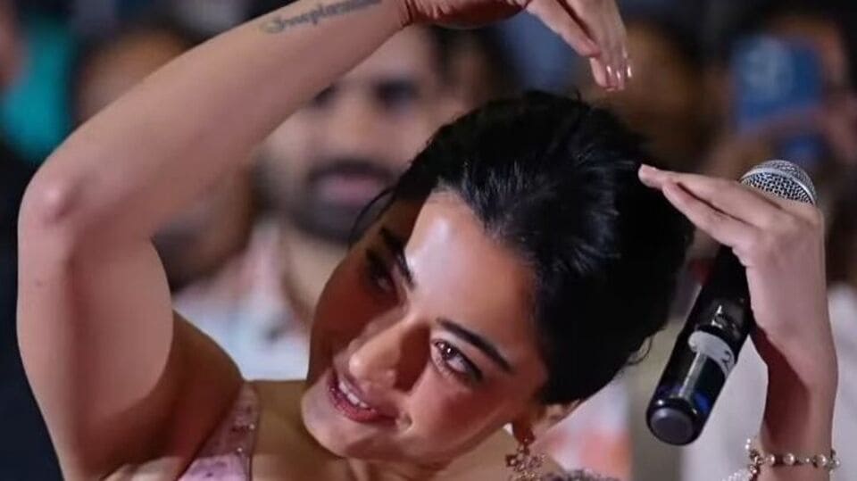 <p>కుబేర ప్రీ రిలీజ్ ఈవెంట్లో ఇలా క్యూట్ ఎక్స్ ప్రెషన్స్ తో ఫిదా చేసింది రష్మిక మందన్న. యాంకర్ సుమ అడిగే ప్రశ్నలకు ఫన్నీగా సమాధానమిచ్చింది ఈ బ్యూటీ. </p>(x)