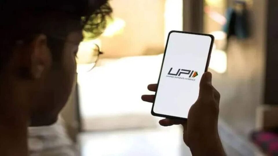 <p>ఆలోచించకుండా పే రిక్వెస్ట్‌ను అంగీకరించవద్దు. చాలా సార్లు మోసగాళ్లు డబ్బు పంపుతామనే నెపంతో మీకు 'పే రిక్వెస్ట్' పంపుతారు. మీరు అనుకోకుండా ఓకే చేస్తే మీ ఖాతా నుండి డబ్బు కట్ అవుతుంది. మీరు ఊహించని చెల్లింపు అభ్యర్థనను అందుకున్నట్లయితే వెంటనే తిరస్కరించండి.</p>