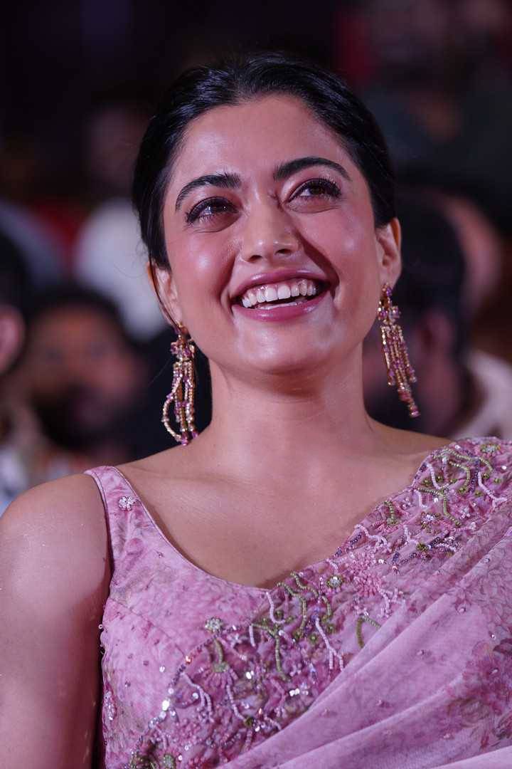 రష్మిక నవ్వితే ముత్యాలు రాలుతున్నాయని ఫ్యాన్స్ కామెంట్లు చేస్తున్నారు. వెన్నెల వెలుగులా ఆమె ఇలా నవ్వడమే అందుకు కారణం. కుబేర ప్రీ రిలీజ్ ఈవెంట్ లో రష్మిక లుక్ ఫొటోలు ఇంటర్నెట్ లో వైరల్ గా మారాయి. 