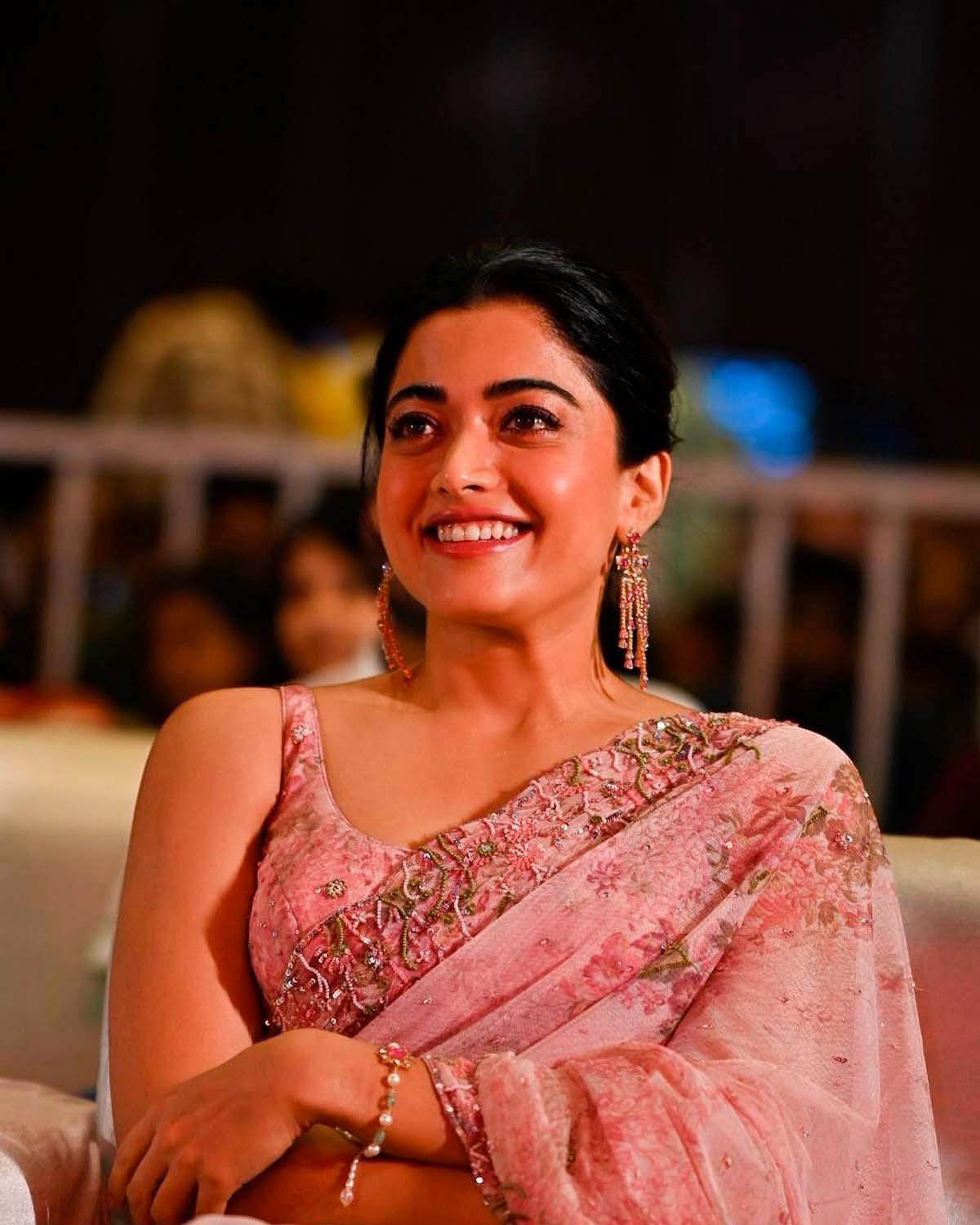 పాన్ ఇండియా హీరోయిన్ రష్మిక మందన్న మరోసారి తళుక్కుమంది. కుబేర సినిమా ప్రీ రిలీజ్ ఈవెంట్ లో ఈ భామ చీరకట్టులో మెరిసింది. అందంతో అలరించింది. 