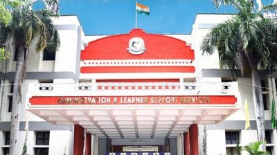 <p>కేవలం హైదరాబాద్ పరిధిలోనే కాకుండా జిల్లాల్లోనూ స్టడీ సెంటర్లలో కూడా పేర్లు నమోదు చేసుకోవచ్చు. వివరాల కోసం వర్సిటీ హెల్ప్లైన్ నెంబర్లు 04023680222/333/444/555 లేదా 7382929570 సంప్రదించవచ్చు, అంతేకాకుండా 18005990101 టోల్ ఫ్రీ నెంబర్ ను సంప్రదించవచ్చు. </p> <p>కేవలం హైదరాబాద్ పరిధిలోనే కాకుండా జిల్లాల్లోనూ స్టడీ సెంటర్లలో కూడా పేర్లు నమోదు చేసుకోవచ్చు. వివరాల కోసం వర్సిటీ హెల్ప్లైన్ నెంబర్లు 04023680222/333/444/555 లేదా 7382929570 సంప్రదించవచ్చు, అంతేకాకుండా 18005990101 టోల్ ఫ్రీ నెంబర్ ను సంప్రదించవచ్చు. </p>