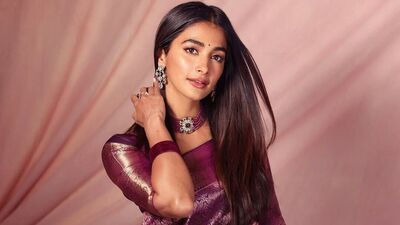 <p>సారీలో పూజ హెగ్డే అందాలు అదిరిపోయాయి. ఈ ముద్దు గుమ్మ క్యూట్ గా ఉందంటూ నెటిజన్లు కామెంట్ చేస్తున్నారు. లవ్ ఎమోజీలతో నింపేస్తున్నారు. </p> (instagram-hegdepooja) <p>సారీలో పూజ హెగ్డే అందాలు అదిరిపోయాయి. ఈ ముద్దు గుమ్మ క్యూట్ గా ఉందంటూ నెటిజన్లు కామెంట్ చేస్తున్నారు. లవ్ ఎమోజీలతో నింపేస్తున్నారు. </p> (instagram-hegdepooja)