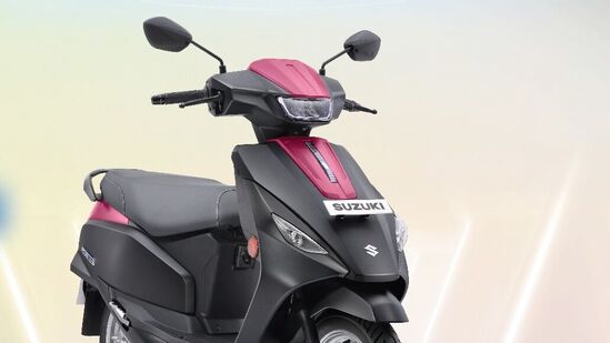 ఈ ఎలక్ట్రిక్​ స్కూటర్​లో డే-నైట్​ మోడ్స్​తో కూడిన టీఎఫ్​టీ ఎల్​సీడీ డిస్​ప్లే, సుజుకీ రైడ్​ కనెక్ట్​ యాప్​తో కూడిన స్మార్ట్​ఫోన్​ కనెక్టివిటీ వంటివి ఉన్నాయి. ఇన్​స్ట్రుమెంట్​ క్లస్టర్​లో స్పీడోమీటర్​, బ్యాటరీ లెవల్​, ఓడోమీటర్​, క్లాక్​, వోల్టోమీటర్​, యావరేజ్​- కరెంట్​ ఎనర్జీ కన్సమ్షన్​, రైడింగ్​ మోడ్​ని చూపిస్తుంది.