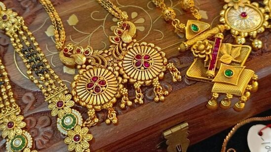 ఇక విశాఖపట్నంలో 10గ్రాముల 22 క్యారెట్ల గోల్డ్​ ధర రూ. 93,077గాను, 24 క్యారెట్ల పసిడి ధర రూ. 1,01,537గాను ఉంది. 100 గ్రాముల సిల్వర్​ రేటు రూ. 12,150 ఉంది.