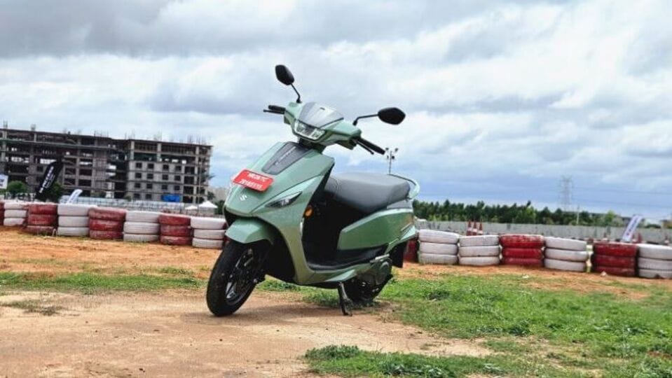 <p>ఈ ఎలక్ట్రిక్​ స్కూటర్​ టాప్​ స్పీడ్​ 71 కేఎంపీహెచ్​ అని తెలుస్తోంది. ఇందులోని మోటార్​ 5.49 బీహెచ్​పీ పవర్​, 15 ఎన్​ఎం టార్క్​ని జనరేట్​ చేస్తుంది.</p>