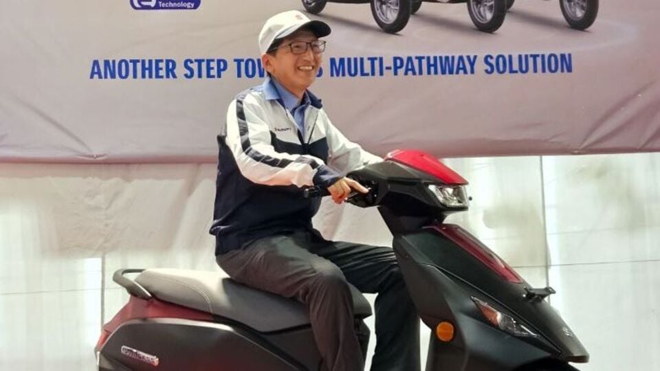 <p>సుజుకీ ఈ యాక్సెస్​ ఎలక్ట్రిక్​ స్కూటర్​లో 3.07 కేడబ్ల్యూహెచ్​ బ్యాటరీ ఉంటుంది. దీనిని ఫుల్​గా ఛార్జ్​ చేసేందుకు 6 గంటల 42 నిమిషాల సమయం పడుతుంది. సింగిల్​ ఛార్జ్​తో ఈ మోడల్​ 95 కి.మీ వరకు రేంజ్​ని ఇస్తుంది. సిటీ డ్రైవ్​కి ఉపయోగించే విధంగా ఈ ఎలక్ట్రిక్​ స్కూటర్​ని సంస్థ రెడీ చేస్తోంది.</p>