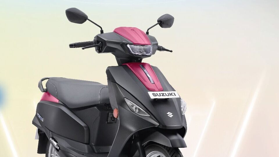<p>ఈ ఎలక్ట్రిక్​ స్కూటర్​లో డే-నైట్​ మోడ్స్​తో కూడిన టీఎఫ్​టీ ఎల్​సీడీ డిస్​ప్లే, సుజుకీ రైడ్​ కనెక్ట్​ యాప్​తో కూడిన స్మార్ట్​ఫోన్​ కనెక్టివిటీ వంటివి ఉన్నాయి. ఇన్​స్ట్రుమెంట్​ క్లస్టర్​లో స్పీడోమీటర్​, బ్యాటరీ లెవల్​, ఓడోమీటర్​, క్లాక్​, వోల్టోమీటర్​, యావరేజ్​- కరెంట్​ ఎనర్జీ కన్సమ్షన్​, రైడింగ్​ మోడ్​ని చూపిస్తుంది.</p>