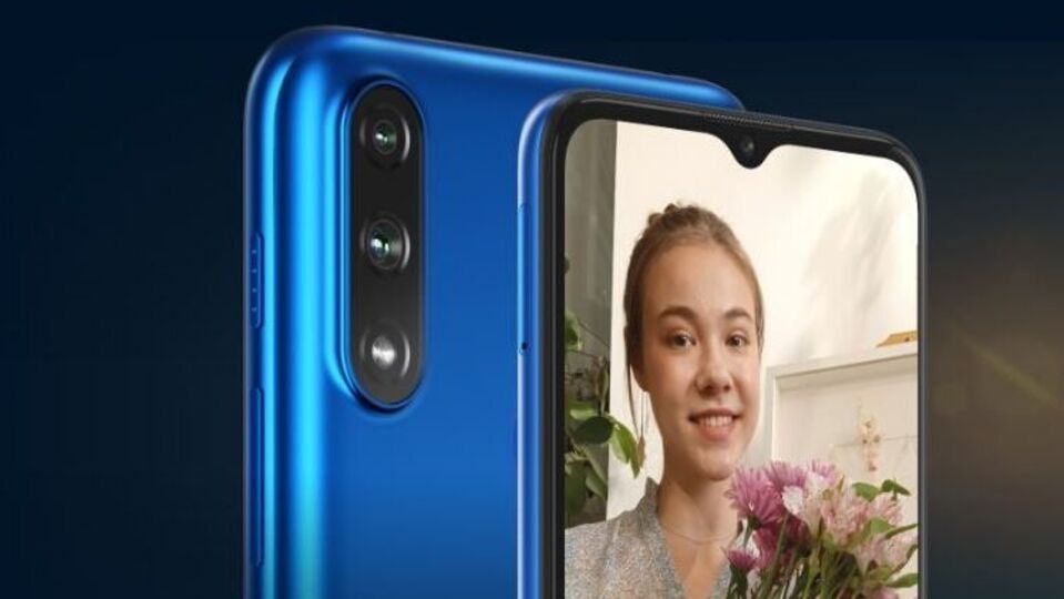 <p>మోటరోలా ఈ7 పవర్ : 4 జీబీ ర్యామ్, 64 జీబీ ఇంటర్నల్ స్టోరేజ్ కలిగిన ఈ ఫోన్ ధర రూ.8999తో ఫ్లిప్ కార్ట్‌లో లిస్ట్ అయింది. ఈ ఫోన్లో 6.5 అంగుళాల హెచ్‌డీ ప్లస్ డిస్‌ప్లేను అందించారు. ఫోన్ ప్రధాన కెమెరా 13 మెగాపిక్సెల్. హీలియో జీ25 ప్రాసెసర్‌పై ఈ ఫోన్ పనిచేస్తుంది. ఈ ఫోన్ బ్యాటరీ సామర్థ్యం 5200 ఎంఏహెచ్‌గా ఉంది. ఈ ఫోన్ డాల్బీ అట్మోస్ సౌండ్ ను అందిస్తుంది.</p>