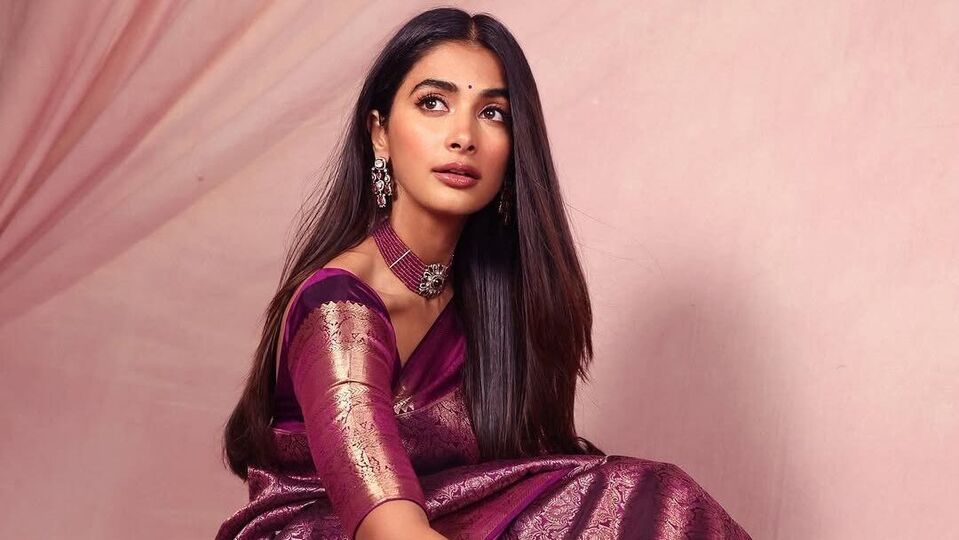<p>ఒక్కసారి కాంజీపురం అమ్మాయి.. ఎప్పటికీ కాంజీపురం అమ్మాయే.. అని ఈ ఫొటోలకు క్యాప్షన్ ఇచ్చింది పూజ హెగ్డే. కాంజీపురం చీరలో మెరిసిపోయింది ఈ స్టార్ హీరోయిన్. </p>(instagram-hegdepooja)