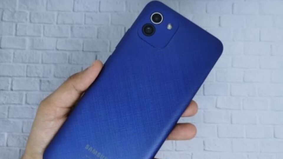 <p>శాంసంగ్ గెలాక్సీ ఎ03 : 3 జీబీ ర్యామ్, 32 జీబీ ఇంటర్నల్ స్టోరేజ్తో ఫోన్ బ్లాక్ కలర్ వేరియంట్ అమెజాన్ ఇండియాలో రూ .7999కు లభిస్తుంది. ఇందులో 6.5 అంగుళాల హెచ్ డీ ప్లస్ డిస్ ప్లేను అందించారు. ఫోన్ ప్రధాన కెమెరా 48 మెగాపిక్సెల్ కాగా, బ్యాటరీ సామర్థ్యం 5000 ఎంఏహెచ్‌గా ఉంది.</p>