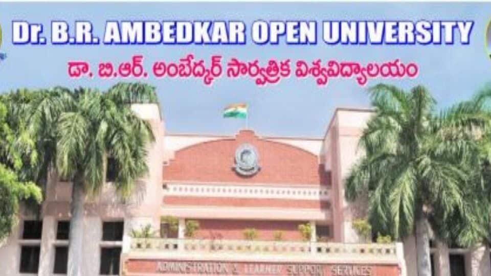 <p>ఆన్ లైన్ లో దరఖాస్తు చేసుకునే సమయంలో స్టడీ సెంటర్లను జాగ్రత్తగా ఎంచుకోవాలి. మీకు దగ్గరగా, అనుకూలంగా ఉండే ప్రాంతాల వివరాలను వెబ్ సైట్ లో చూడొచ్చు. డిగ్రీ కోర్సుల్లో కూడా అనేక కాంబినేషన్లు ఉన్నాయి. భవిష్యత్తును దృష్టిలో ఉంచుకొని వీటిని ఎంచుకోవచ్చు.కోర్సులను బట్టి ఫీజులు ఉంటాయి. ఈ వివరాలను అధికారిక వెబ్ సైట్ లో చెక్ చేసుకోవచ్చు. </p>