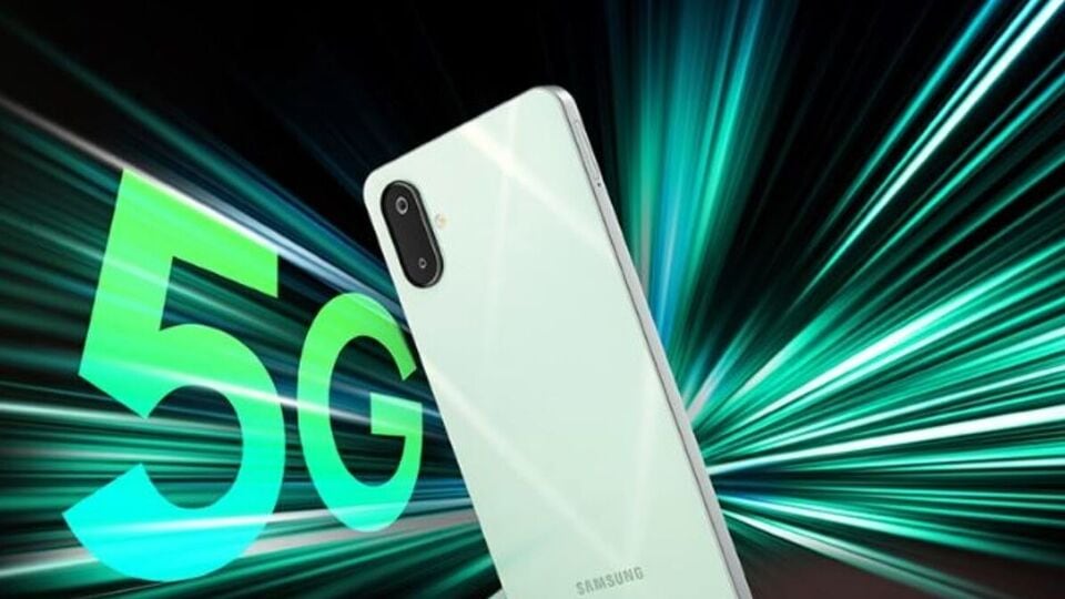 <p>మిడ్ రేంజ్ సెగ్మెంట్లో శాంసంగ్, మోటరోలా స్మార్ట్ పోన్లు వినియోగదారులకు అందిస్తున్నాయి. మీరు కూడా సరసమైన ధరలో మీ కోసం ఫోన్ పొందాలని ఆలోచిస్తుంటే.. బెస్ట్ ఆప్షన్స్ ఉన్నాయి. 9 వేల రూపాయల కంటే తక్కువ ధరలో వస్తున్న మోటరోలా, శాంసంగ్ ఫోన్ల గురించి చూద్దాం..</p>