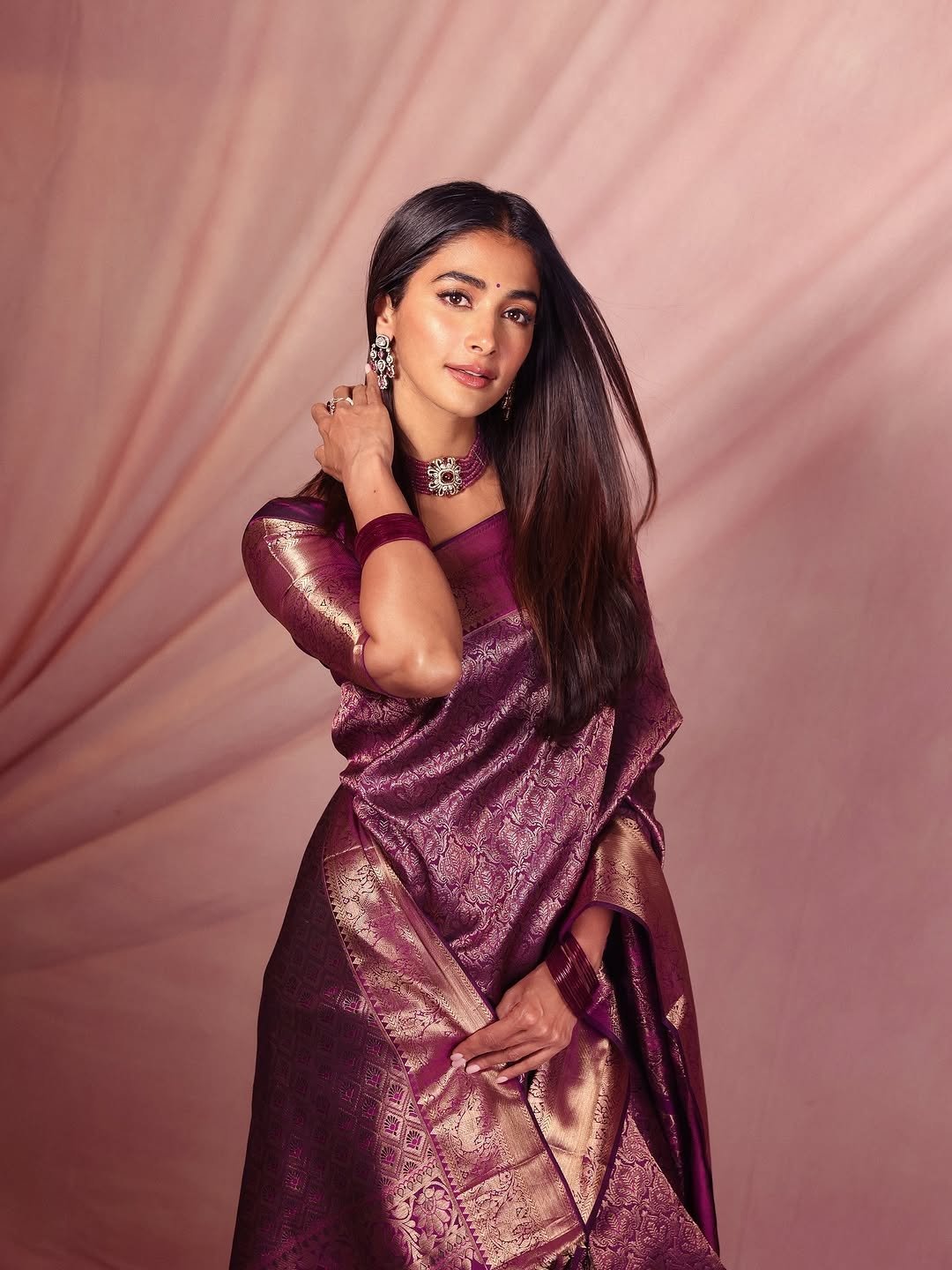 సారీలో పూజ హెగ్డే అందాలు అదిరిపోయాయి. ఈ ముద్దు గుమ్మ క్యూట్ గా ఉందంటూ నెటిజన్లు కామెంట్ చేస్తున్నారు. లవ్ ఎమోజీలతో నింపేస్తున్నారు. 