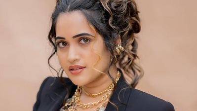 <p>బ్లాక్ మ్యాజిక్.. ఎంతో వెయిట్ చేసిన రాజాసాబ్ ఈవెంట్ కోసం ఇలా రెడీ అయ్యా.. అని ఇన్ స్టాగ్రామ్ పోస్టుకు క్యాప్షన్ పెట్టింది స్రవంతి. </p> (instagram-sravanthi_chokarapu) <p>బ్లాక్ మ్యాజిక్.. ఎంతో వెయిట్ చేసిన రాజాసాబ్ ఈవెంట్ కోసం ఇలా రెడీ అయ్యా.. అని ఇన్ స్టాగ్రామ్ పోస్టుకు క్యాప్షన్ పెట్టింది స్రవంతి. </p> (instagram-sravanthi_chokarapu)