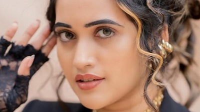 <p>ఓ వైపు టీవీ షోలు, మరోవైపు ప్రీ రిలీజ్ ఈవెంట్లతో దూసుకెళ్తోంది స్రవంతి చొక్కారపు. తెలుగులో స్టార్ యాంకర్ గా పేరు తెచ్చుకుంది. భారీ సినిమాల ప్రి రిలీజ్ ఈవెంట్లనూ నిర్వహిస్తోంది. </p> (instagram-sravanthi_chokarapu) <p>ఓ వైపు టీవీ షోలు, మరోవైపు ప్రీ రిలీజ్ ఈవెంట్లతో దూసుకెళ్తోంది స్రవంతి చొక్కారపు. తెలుగులో స్టార్ యాంకర్ గా పేరు తెచ్చుకుంది. భారీ సినిమాల ప్రి రిలీజ్ ఈవెంట్లనూ నిర్వహిస్తోంది. </p> (instagram-sravanthi_chokarapu)