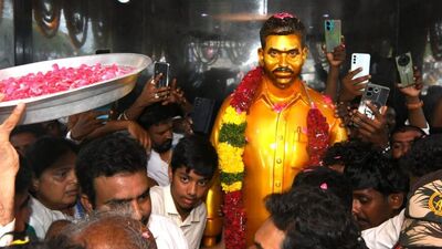 <p>జగన్ రాకతో సత్తెనపల్లి పల్నాడు జిల్లా రెంటపాళ్ల కిక్కిరిసిపోయింది.ఆత్మహత్య చేసుకున్న ఉప సర్పంచ్ నాగ మల్లేశ్వరరావు విగ్రహాన్ని ఆవిష్కరించారు. ఆ తర్వాత కుటుంబాన్ని పరామర్శించారు. </p> <p>జగన్ రాకతో సత్తెనపల్లి పల్నాడు జిల్లా రెంటపాళ్ల కిక్కిరిసిపోయింది.ఆత్మహత్య చేసుకున్న ఉప సర్పంచ్ నాగ మల్లేశ్వరరావు విగ్రహాన్ని ఆవిష్కరించారు. ఆ తర్వాత కుటుంబాన్ని పరామర్శించారు. </p>