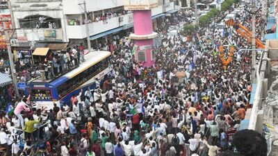 <p>“రెడ్ బుక్ రాజ్యాంగంలో బాధితులు ప్రైవేట్ కంప్లైంట్ ఇచ్చినా పట్టించుకోవడం లేదు. ఇదే సత్తెనపల్లిలో గుత్తా లక్ష్మీనారాయణ ఆసుపత్రిలో ప్రాణాల కోసం పోరాడుతున్నాడు. కమ్మవాడివి వైయస్ఆర్ సీపీలో ఎందుకు ఉన్నావు అంటూ డీఎస్పీ హనుమంతరావు అవమానించాడు. డీఎస్పీ హనుమంతరావు ఒక కుల ఉన్మాది. తప్పుడు కేసులు పెట్టి జైలుకు పంపుతానని లక్ష్మీనారాయణను బెదిరించాడు. దీంతో లక్ష్మీనారాయణ పురుగుల మందు తాగి ఆత్మహత్యకు ప్రయత్నించాడు. చంద్రబాబును ఒకటే అడుగుతున్నా వైయస్ఆర్ కాంగ్రెస్ పార్టీలో కమ్మవారు ఉండొద్దా?” అని జగన్ ప్రశ్నించారు.<br> </p> <p>“రెడ్ బుక్ రాజ్యాంగంలో బాధితులు ప్రైవేట్ కంప్లైంట్ ఇచ్చినా పట్టించుకోవడం లేదు. ఇదే సత్తెనపల్లిలో గుత్తా లక్ష్మీనారాయణ ఆసుపత్రిలో ప్రాణాల కోసం పోరాడుతున్నాడు. కమ్మవాడివి వైయస్ఆర్ సీపీలో ఎందుకు ఉన్నావు అంటూ డీఎస్పీ హనుమంతరావు అవమానించాడు. డీఎస్పీ హనుమంతరావు ఒక కుల ఉన్మాది. తప్పుడు కేసులు పెట్టి జైలుకు పంపుతానని లక్ష్మీనారాయణను బెదిరించాడు. దీంతో లక్ష్మీనారాయణ పురుగుల మందు తాగి ఆత్మహత్యకు ప్రయత్నించాడు. చంద్రబాబును ఒకటే అడుగుతున్నా వైయస్ఆర్ కాంగ్రెస్ పార్టీలో కమ్మవారు ఉండొద్దా?” అని జగన్ ప్రశ్నించారు.<br> </p>