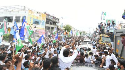 <p>“చంద్రబాబుకు వత్తాసుపలుకుతున్న కొందరు పోలీసులకు చెబుతున్నా..ఎల్లకాలం చంద్రబాబు అధికారంలో ఉండడు. మరో నాలుగేళ్లలో మా ప్రభుత్వం వచ్చిన తర్వాత ఒక్కొక్కరికీ సినిమా చూపిస్తానని ఖచ్చితంగా చెబుతున్నా" అని జగన్ వార్నింగ్ ఇచ్చారు. </p> <p>“చంద్రబాబుకు వత్తాసుపలుకుతున్న కొందరు పోలీసులకు చెబుతున్నా..ఎల్లకాలం చంద్రబాబు అధికారంలో ఉండడు. మరో నాలుగేళ్లలో మా ప్రభుత్వం వచ్చిన తర్వాత ఒక్కొక్కరికీ సినిమా చూపిస్తానని ఖచ్చితంగా చెబుతున్నా" అని జగన్ వార్నింగ్ ఇచ్చారు. </p>