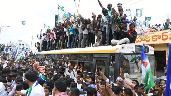 జగన్ కు అభివాదం చెబుతున్న పార్టీ కార్యకర్తలు
