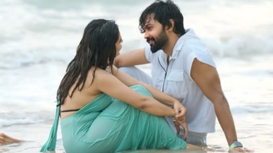 టీవీ ఫేమస్ పర్సనాలిటీగా ఉన్న శివకుమార్ ప్రస్తుతం నిన్నుకోరి సీరియల్లో చేస్తున్నాడు. సోషల్ మీడియాలో యాక్టివ్ గా ఉంటున్నాడు. 