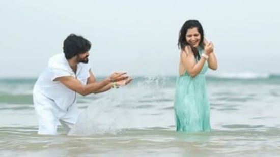 అండమాన్ దీవుల్లో సముద్రంలో ఇలా సరసాలాడుతూ, ఆటలాడుతూ సరదాగా గడిపారు ప్రియాంక జైన్, శివకుమార్. ఈ ఫొటోలను ప్రియాంక జైన్ ఇన్ స్టాగ్రామ్ లో పోస్టు చేశారు. 