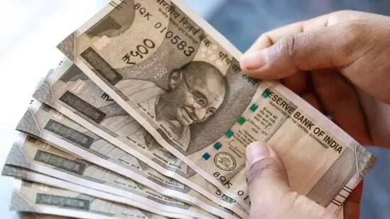 4. ఫిలింసిటీ మీడియా - ఫిలింసిటీ మీడియా షేరు ధర ప్రస్తుతం రూ.2.53 వద్ద ఉంది. ఈ స్టాక్ ఏడాదిలో 100% వరకు రాబడిని ఇచ్చింది. ఏడాది క్రితం దీని ధర రూ.1.27గా ఉంది. 