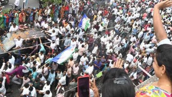  వైసీపీ అధినేత జగన్ బుధవారం సత్తెనపల్లి మండలం రెంటపాళ్ల గ్రామంలో పర్యటించారు.జగన్ పర్యటన సందర్భంగా నేతలు, కార్యకర్తలు భారీగా తరలివచ్చారు. 
