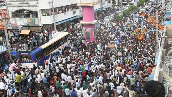 “రెడ్ బుక్ రాజ్యాంగంలో బాధితులు ప్రైవేట్ కంప్లైంట్ ఇచ్చినా పట్టించుకోవడం లేదు. ఇదే సత్తెనపల్లిలో గుత్తా లక్ష్మీనారాయణ ఆసుపత్రిలో ప్రాణాల కోసం పోరాడుతున్నాడు. కమ్మవాడివి వైయస్ఆర్ సీపీలో ఎందుకు ఉన్నావు అంటూ డీఎస్పీ హనుమంతరావు అవమానించాడు. డీఎస్పీ హనుమంతరావు ఒక కుల ఉన్మాది. తప్పుడు కేసులు పెట్టి జైలుకు పంపుతానని లక్ష్మీనారాయణను బెదిరించాడు. దీంతో లక్ష్మీనారాయణ పురుగుల మందు తాగి ఆత్మహత్యకు ప్రయత్నించాడు. చంద్రబాబును ఒకటే అడుగుతున్నా వైయస్ఆర్ కాంగ్రెస్ పార్టీలో కమ్మవారు ఉండొద్దా?” అని జగన్ ప్రశ్నించారు. 