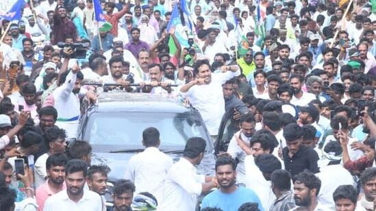 "గ్రామంలో కనిపిస్తున్న అన్యాయాల్లో పోలీసులు భాగస్వాములైతే చంద్రబాబుతో పాటు వారినీ బోనెక్కిస్తామని హెచ్చరిస్తున్నాను” అని జగన్ కామెంట్స్ చేశారు.