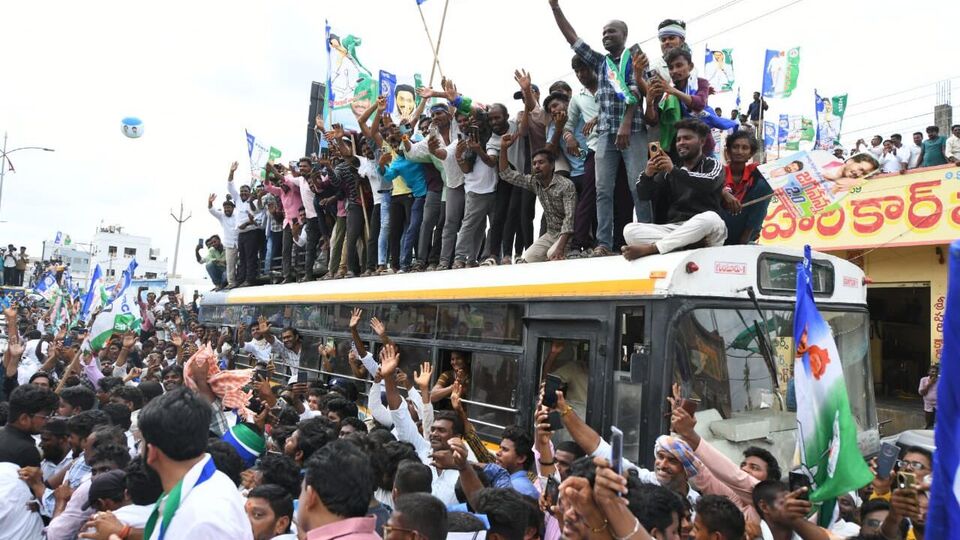 <p>జగన్ కు అభివాదం చెబుతున్న పార్టీ కార్యకర్తలు</p>