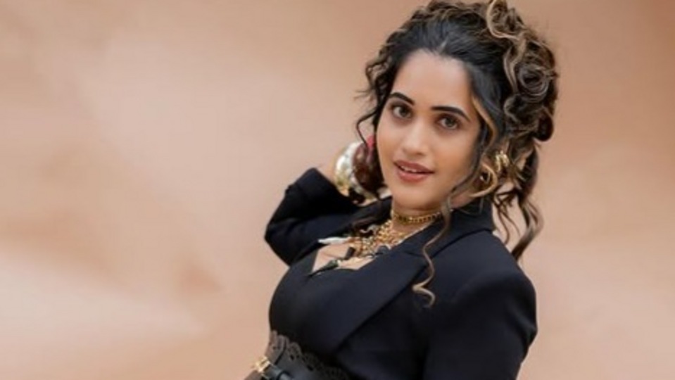 <p>ప్రస్తుతం ఈటీవీలో ఫ్యామిలీ స్టార్స్ షో చేస్తోంది స్రవంతి చొక్కారపు. మరోవైపు సినిమా ఈవెంట్లతో బిజీగా గడుపుతోంది ఈ తెలుగమ్మాయి. </p>(instagram-sravanthi_chokarapu)