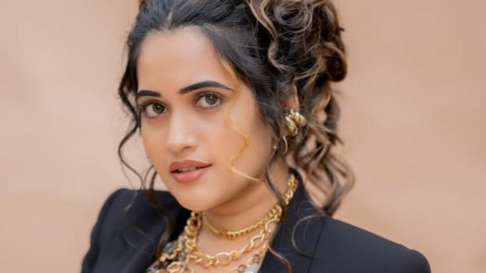 <p>బ్లాక్ మ్యాజిక్.. ఎంతో వెయిట్ చేసిన రాజాసాబ్ ఈవెంట్ కోసం ఇలా రెడీ అయ్యా.. అని ఇన్ స్టాగ్రామ్ పోస్టుకు క్యాప్షన్ పెట్టింది స్రవంతి. </p>(instagram-sravanthi_chokarapu)