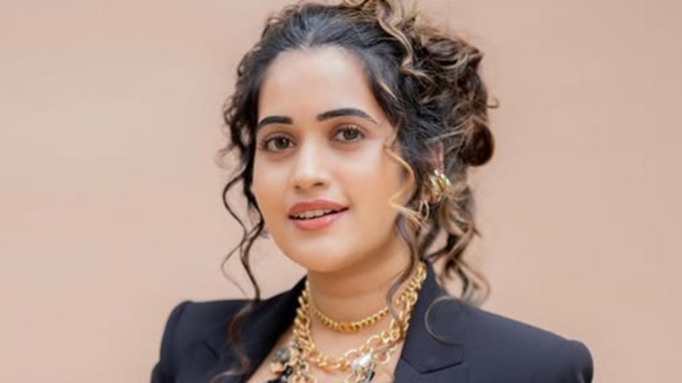 <p>తాజాగా బ్లాక్ డ్రెస్ లో దిగిన ట్రెండీ ఫొటోలను సోషల్ మీడియాలో పంచుకుంది స్రవంతి. ఇన్ స్టాగ్రామ్ లో ఆమె పోస్టు చేసిన ఈ న్యూ లుక్ ఫ్యాన్స్ కు తెగ నచ్చేస్తోంది. </p>(instagram-sravanthi_chokarapu)