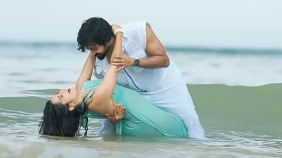 <p>గోలీసోడా, చల్తే చల్తే, వినరా సోదర వీర కుమార, ఎవడు తక్కువ కాదు లాంటి సినిమాల్లో చేసింది ప్రియాంక జైన్. మౌనరాగం, జానకి కలగనలేదు సీరియల్స్ లో ప్రియాంక ఫేమస్ అయింది. </p>(instagram-priyankamjain___0207)