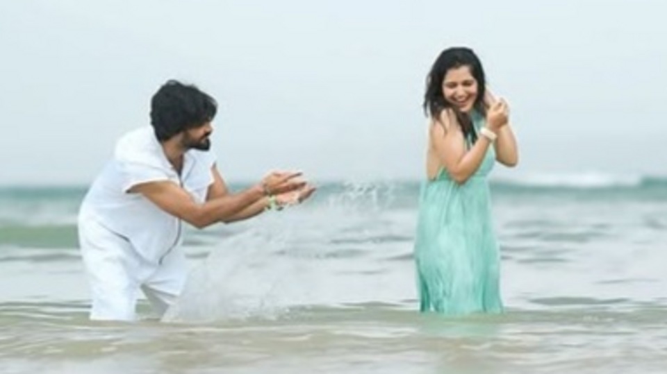 <p>అండమాన్ దీవుల్లో సముద్రంలో ఇలా సరసాలాడుతూ, ఆటలాడుతూ సరదాగా గడిపారు ప్రియాంక జైన్, శివకుమార్. ఈ ఫొటోలను ప్రియాంక జైన్ ఇన్ స్టాగ్రామ్ లో పోస్టు చేశారు. </p>(instagram-priyankamjain___0207)