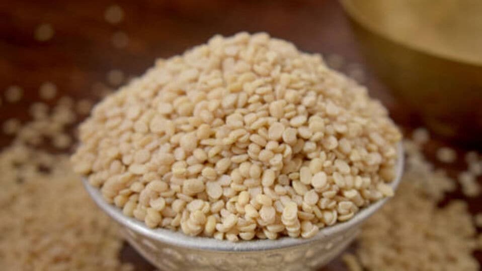 <p>మినపప్పులో ప్రోటీన్, ఫైబర్, విటమిన్లు, ఖనిజాలు వంటి పోషకాలు పుష్కలంగా ఉంటాయి. ఈ పప్పు విటమిన్ బి, ఐరన్, రాగి, కాల్షియం, మెగ్నీషియం, జింక్, పొటాషియం మంచి వనరుగా పరిగణిస్తారు. ఈ పోషకాలు ఆరోగ్యానికి మేలు చేస్తాయి, కానీ కొంతమందికి హానికరం కావచ్చు.</p>