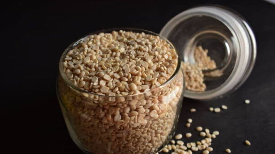 <p>మినపప్పులో ఆక్సలేట్ ఉంటుంది. ఆక్సలేట్ అనేది శరీరంలో దాని పరిమాణం పెరిగితే, అది మూత్రపిండాల్లో రాళ్లకు కూడా కారణమవుతుంది. మూత్రపిండాల వ్యాధి ఉన్న రోగులు ఈ పప్పు తినకూడదు.</p>