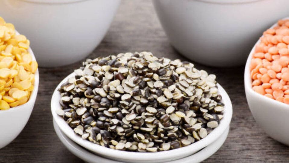 <p>మినుములను జీర్ణ సమస్యలు ఉన్నవారు తినకూడదు. తినడం వల్ల గ్యాస్, కడుపు నొప్పి మొదలైన సమస్యలు వస్తాయి. కొంతమందికి మినపప్పులో లభించే పోషకాలు అలెర్జీని కలిగి ఉంటాయి. అటువంటి పరిస్థితిలో వాపు, దురద, మంట వంటి ఏవైనా అలెర్జీ సమస్యలు వచ్చే అవకాశం ఉంది. అలాంటి వ్యక్తులు మినపప్పు తినకూడదు.</p>