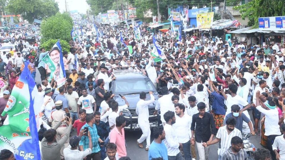 <p>జగన్ రాకతో వైసీపీ కార్యకర్తలతో రోడ్లన్నీ కిక్కిరిసిపోయాయి. అభివాదం చేసుకుంటూ జగన్ ముందుకు సాగారు.</p>