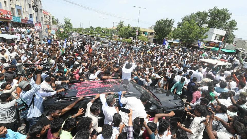 <p> నాగమల్లేశ్వర రావు కుటుంబాన్ని పరామర్శించిన తర్వాత.. జగన్ మీడియాతో మాట్లాడారు.</p><p>“టీడీపీకి అనుకూలంగా ఫలితాలు రావడం మొదలయ్యాక తెలుగుదేశం, జనసేన కార్యకర్తలు నాగమల్లేశ్వర రావు ఇంటిపై రాళ్లు విసిరి, అతడిని అరెస్ట్ చేయించారు. ఊళ్లోంచి వెళ్లిపోవాలని, లేకపోతే రౌడీషీట్ ఓపెన్ చేస్తామని, కాల్చి చంపుతామని సీఐ రాజేష్ బెదిరించాడు. వాళ్ల బెదిరింపులు, అవమానాల గురించి తండ్రికి చెప్పి నాగమల్లేశ్వర రావు ఆత్మహత్య చేసుకున్నాడు. కుల ప్రస్తావన తెచ్చి, అవమానించి, తిట్టి కొట్టి ఒక మనిషి చావుకు కారణమయ్యారు. వీరి ఇంటిపై దాడి చేసిన వారిలో ఎందరిని అరెస్ట్ చేశారు, ఎందరికి శిక్ష వేశారు అని అడుగుతున్నా? వేధించిన సీఐ మీద ఏం చర్యలు తీసుకున్నారు” అని ప్రశ్నించారు.</p>