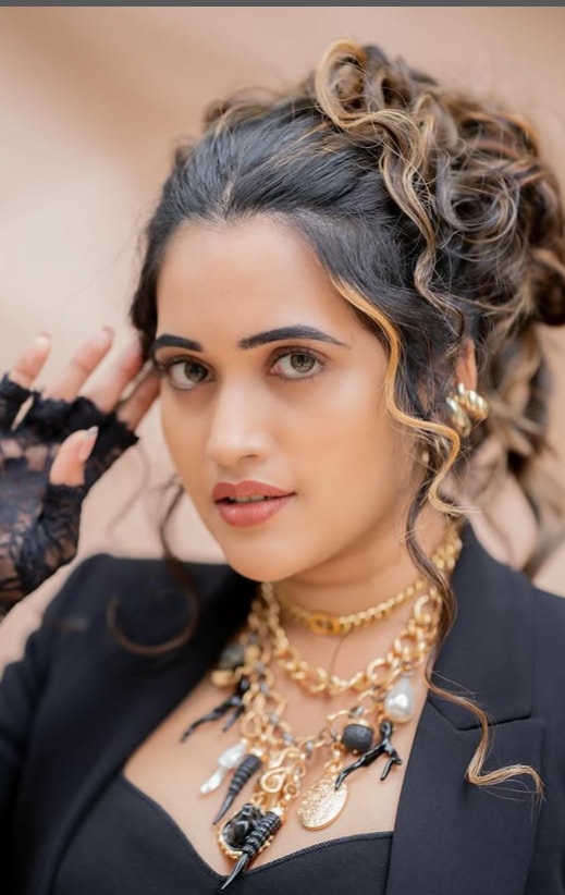 ఓ వైపు టీవీ షోలు, మరోవైపు ప్రీ రిలీజ్ ఈవెంట్లతో దూసుకెళ్తోంది స్రవంతి చొక్కారపు. తెలుగులో స్టార్ యాంకర్ గా పేరు తెచ్చుకుంది. భారీ సినిమాల ప్రి రిలీజ్ ఈవెంట్లనూ నిర్వహిస్తోంది. 