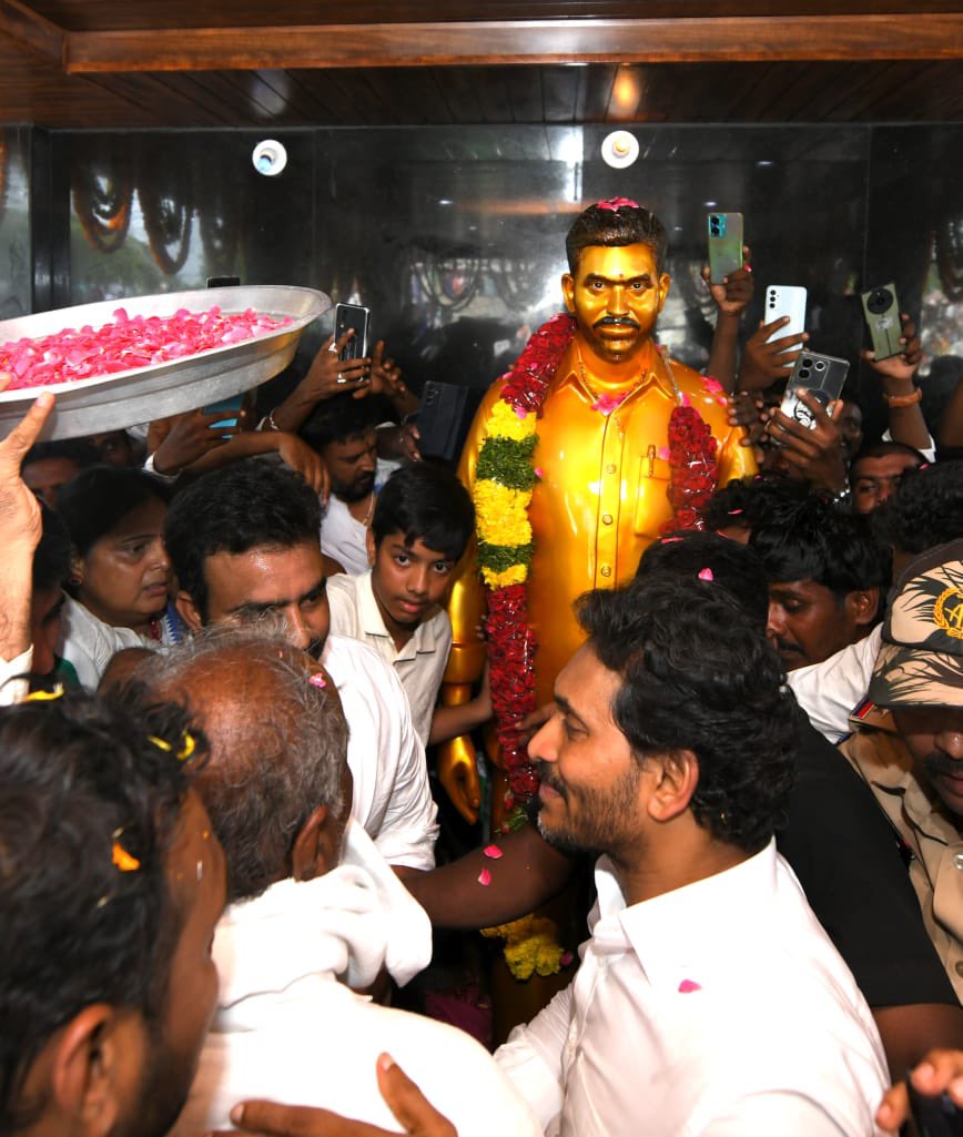 <p>జగన్ రాకతో సత్తెనపల్లి పల్నాడు జిల్లా రెంటపాళ్ల కిక్కిరిసిపోయింది.ఆత్మహత్య చేసుకున్న ఉప సర్పంచ్ నాగ మల్లేశ్వరరావు విగ్రహాన్ని ఆవిష్కరించారు. ఆ తర్వాత కుటుంబాన్ని పరామర్శించారు. </p> <p>జగన్ రాకతో సత్తెనపల్లి పల్నాడు జిల్లా రెంటపాళ్ల కిక్కిరిసిపోయింది.ఆత్మహత్య చేసుకున్న ఉప సర్పంచ్ నాగ మల్లేశ్వరరావు విగ్రహాన్ని ఆవిష్కరించారు. ఆ తర్వాత కుటుంబాన్ని పరామర్శించారు. </p>
