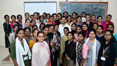 <p>తల్లికి వందనం స్కీమ్ స్టేటస్ ను చాలా సులభంగా తెలుసుకోవచ్చు. ఇందుకోసం ముందుగా<a href="https://gsws-nbm.ap.gov.in/NBM/#!/ApplicationStatusCheckP" target="_blank"> https://gsws-nbm.ap.gov.in/NBM/#!/ApplicationStatusCheckP</a> వెబ్ సైట్ లోకి వెళ్లాలి. ఆ తర్వాత విద్యా సంవత్సరం (2025- 26) ఎంచుకోవాలి. ఆపై తల్లి ఆధార్ నెంబర్ ను ఎంట్రీ చేయాలి. క్యాప్చా కోడ్ ను ఎంట్రీ చేసి గెట్ ఓటీపీపై క్లిక్ చేయాలి. లింకింగ్ ఉన్న నెంబర్ ఓటీపీ వస్తుంది. ఆ కోడ్ ను ఎంట్రీ చేస్తే….మీ అప్లికేషన్ స్టేటస్ డిస్ ప్లే అవుతుంది.</p> 