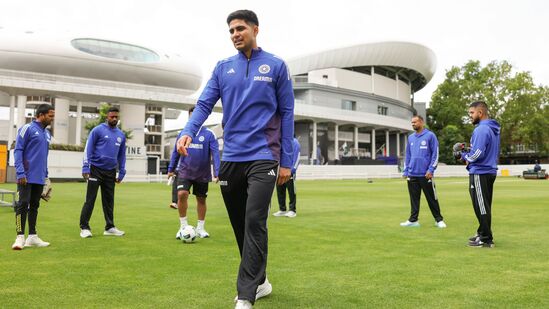 2023-25 ప్రపంచ టెస్టు ఛాంపియన్షిప్ ఫైనల్ కు చేరడంలో టీమిండియా విఫలమైంది. ఇక ఇప్పుడు 2025-27 టెస్టు ఛాంపియన్షిప్ వేటను ప్రారంభిస్తోంది. ఇంగ్లండ్ తో భారత్ ఐదు టెస్టులు ఆడనుంది. మరి భారత్-ఇంగ్లండ్ హై వోల్టేజ్ సిరీస్ లో తొలి టెస్టు ఎప్పుడు, ఎక్కడ జరుగుతుందో ఓ లుక్కేయండి.