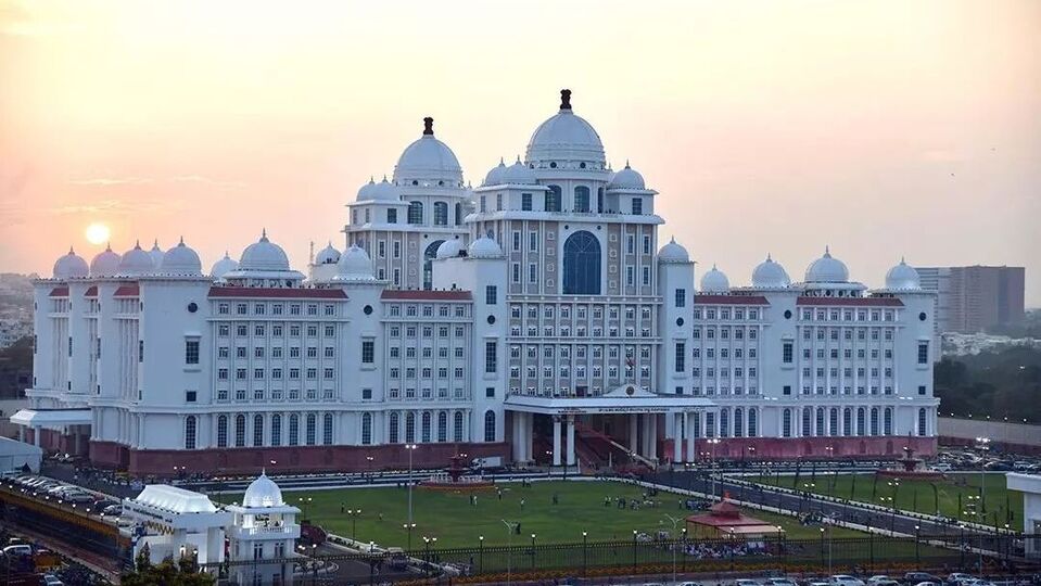 <p>గతంలో రైతు భరోసా పొంది బ్యాంక్ ఖాతా మార్పిడి చేసుకోవాలనుకునే రైతులకు కూడా వ్యవసాయశాఖ మరో ఆప్షన్ ఇచ్చింది. వ్యవసాయ విస్తరణ అధికారికి బ్యాంకు ఖాతా మార్పిడికి దరఖాస్తు చేసుకోవచ్చని తెలిపింది. ఇందుకు సంబంధించి పత్రాలను ఇస్తే సరిపోతుంది. ఈ ప్రక్రియ కూడా రేపటిలోపే పూర్తి చేసుకోవాలి. </p>